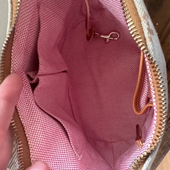 Dooney&Bourke light blue zippered bucket handbag with belt style strap - Picture 10 of 16